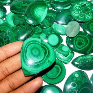 Lote de malaquita 100% cabochão de qualidade natural lote atacado malaquita verde, forma mista de todos os tamanhos cabochão pedra preciosa, pendente de joias de malaquita.