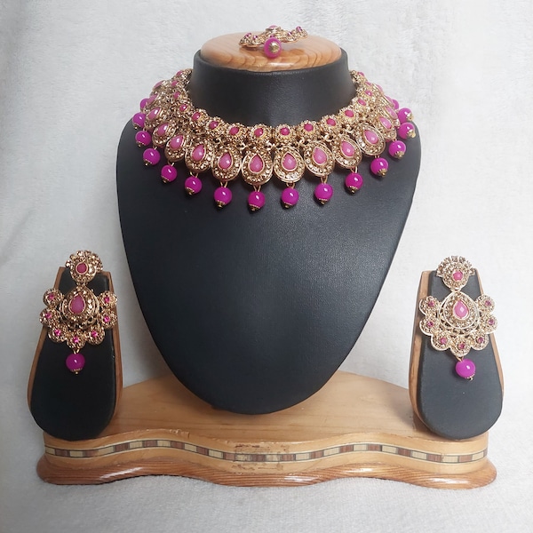 Collier plaqué or antique / traditionnel serti de couleur rose Rani / Bijoux indiens / Vêtements de fête / Mariage /Maang Tikka/Rani Pink Jewelry Set