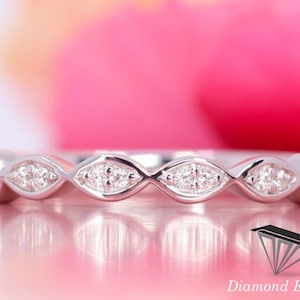 Banda de moissanita vintage, banda de bodas de moissanita de corte redondo de oro blanco, bisel de contorno de forma marquesa, banda apilable a juego, regalo de aniversario