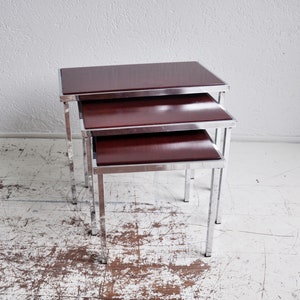 Vintage Satz Couchtische mit Chromgestell und Holzplatte, dreier Set