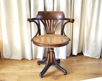 Cadeira giratória de escritório Midcentery Original Thonet em madeira curvada, com assento em palhinha e acabamento em madeira escura.