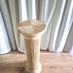 Vintage rotan sokkel, vintage rotan plantenstandaard, vintage pilaar, rotan woondecoratie