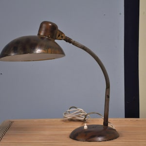Vintage metalen bureaulamp in unieke kleur, elegante tafellamp uit het midden van de eeuw, vintage bureaulamp