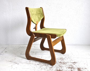 Chaise en velours vert du milieu du siècle avec cadre en bois, élégante chaise de salle à manger du milieu du siècle