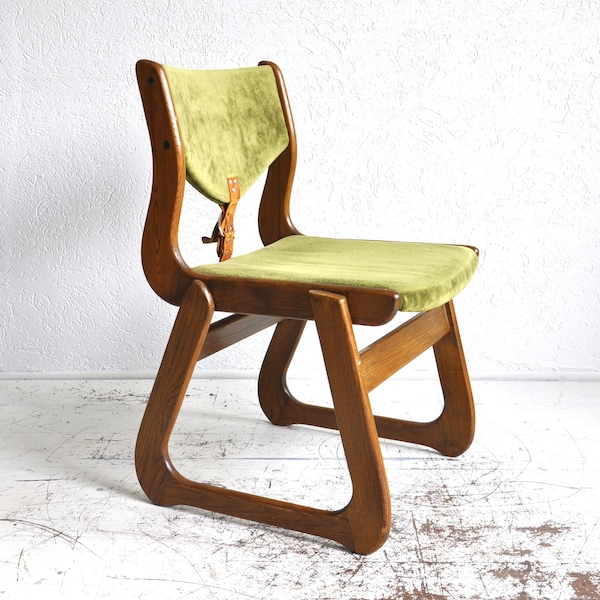 Chaise en velours vert du milieu du siècle avec cadre en bois, élégante chaise de salle à manger du milieu du siècle