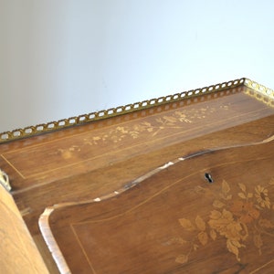Antiker Barock-Schreibtisch mit aufwendigen Details Bild 5