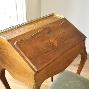 Antiker Barock-Schreibtisch mit aufwendigen Details Bild 9