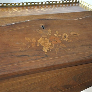 Antiker Barock-Schreibtisch mit aufwendigen Details Bild 7