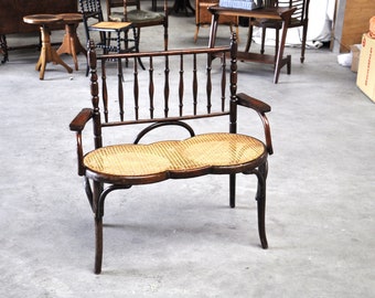 Antike Bank aus einem Café in Alexandrië Ägypten, antikes Zweiersofa im Thonet-Stil, antike Korbbank