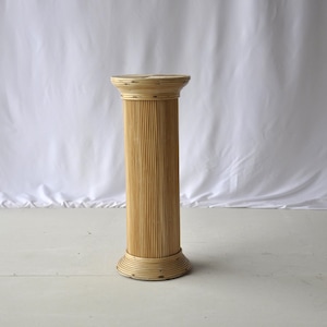 Vintage rotan sokkel, vintage rotan plantenstandaard, vintage pilaar, rotan woondecoratie