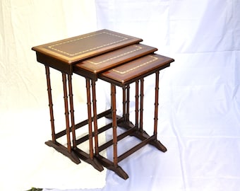 Set di 3 tavolini laterali vintage in legno con piano in pelle, tavolini impilabili antichi
