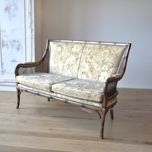 Dwuosobowa sofa w stylu vintage z białym, szarym i różowym wzorem kwiatowym od Giorgetti