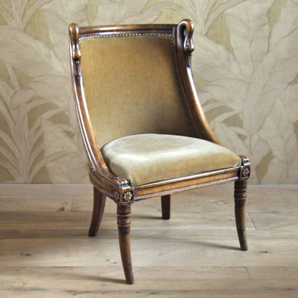 Chaise d'appoint antique basse avec col de cygne, élégante chaise antique en velours et en bois, chaise vintage col de cygne