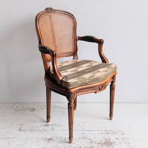 Vintage houten accentstoel met geweven rugleuning en saliegroene bekleding