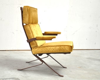 Sillón de mediados de siglo con tapicería de terciopelo dorado nuevo, sillón vintage