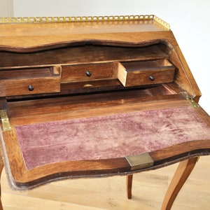 Antiker Barock-Schreibtisch mit aufwendigen Details Bild 2