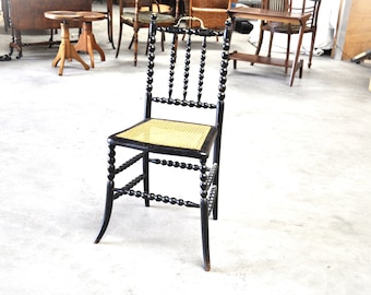 Chaise d'appoint noire de style napoléonien avec détails dorés, chaise d'appoint noir vintage