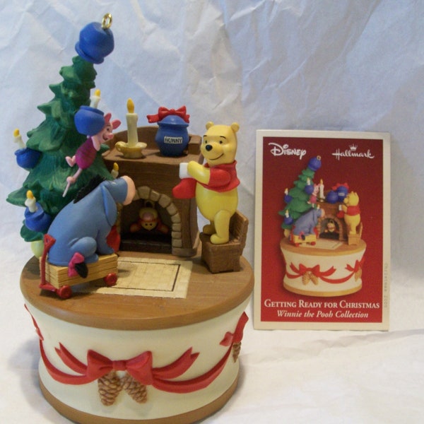 Winnie the Pooh / GETTING READY For CHRISTMAS / Vintage Hallmark / Disney / Magic / Features Sound and Motion / Memory Card Enclosed