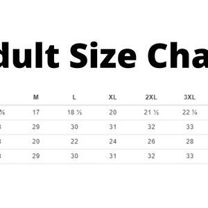 Puede incluir: Tabla de tallas para adultos en pulgadas para ropa. La tabla muestra las medidas de la longitud de la manga, la longitud total del cuerpo, el ancho del cuerpo y la longitud del cuerpo. Las tallas van de la S a la 5XL.