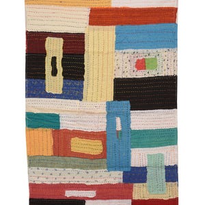 Könnte beinhalten: Ein rechteckiger textiler Wandbehang aus einem Patchwork verschiedener Stoffreste in den Farben Gelb, Rot, Blau, Schwarz, Weiß und Grün. Die Stoffstücke sind mit sichtbaren, durchgehenden Stickstichen in einem Gittermuster verbunden.