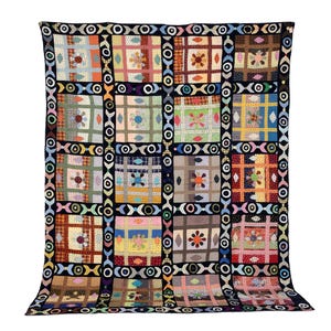 Könnte beinhalten: Ein rechteckiger Quilt mit einem Raster aus sechzehn quadratischen Feldern, die jeweils ein zentrales Blumenmotiv und einen karierten Hintergrund aufweisen. Die Felder sind durch schwarze Streifen mit kreisförmigen Mustern getrennt.