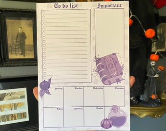 Könnte beinhalten: Ein lila-weißer To-Do-Liste-Notizblock mit einem Hexen-Thema. Der Notizblock hat einen Bereich für "To do list", "Wichtig" und einen Wochenkalender. Der Notizblock zeigt Illustrationen eines Buches, einer Zaubertrankflasche und Kürbissen.