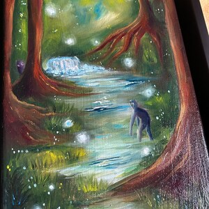 Peut inclure: Peinture à l'huile d'une scène de forêt avec une petite cascade et un ruisseau. Le tableau présente de grands arbres aux troncs brun-rouge, un feuillage vert luxuriant et des orbes lumineux. Une silhouette sombre se tient dans le ruisseau.