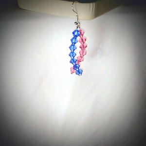 Pendientes de cuentas de cristal con destellos azules y rosados