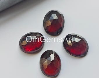 Piedra preciosa suelta calibrada de granate Hyderabad natural, talla ovalada en rosa, con parte posterior plana. De 3 x 5 mm a 12 x 16 mm.