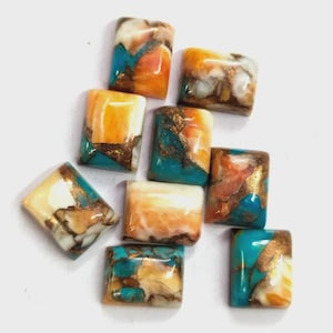 Puede incluir: Una colección de piedras preciosas cuadradas con una mezcla de colores. Las piedras presentan un patrón turquesa, naranja y blanco con vetas doradas. Las piedras preciosas están dispuestas sobre una superficie blanca.
