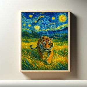 Op de afbeelding: Een ingelijste kunstdruk met een tijger die door een veld loopt, tegen een wervelende nachthemel die doet denken aan Van Goghs "Starry Night". De tijger heeft oranje en zwarte strepen en het veld is een mix van geel en groen.