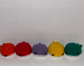 Conjunto de 5 mini juguetes de ballena de ganchillo de colores aleatorios con hierba gatera para mascotas pequeñas, mini ballenas hechas a mano, juguete para gatos