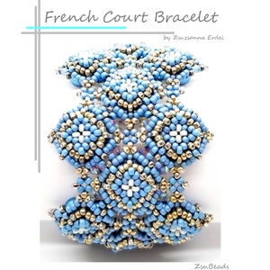 Puede incluir: Un brazalete de cuentas azules y doradas con un patrón geométrico. El brazalete está hecho con pequeñas cuentas de semillas y presenta un diseño repetitivo de cuadrados y diamantes. El brazalete se llama "French Court Bracelet" y es de ZsuBeads.