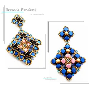 Op de afbeelding: Brocade hanger door Zsuzanna Erdei. Een paar blauwe, roze, gouden en bruine kralen oorbellen met een vierkante vorm en een bloemmotief.