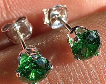 Pendientes de botón de circonita cúbica esmeralda de 4 mm en plata de ley 925, pequeños pendientes verdes, pendientes minimalistas para el día a día, regalo delicado para mujer.