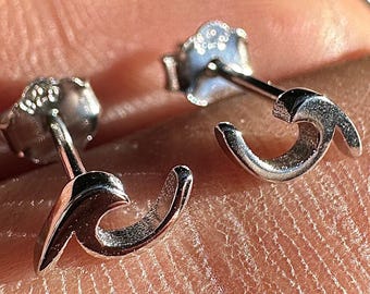 Pendientes de botón ondulados de plata de ley 925 de 3 mm, pequeños pendientes minimalistas, pendientes pequeños para el día a día, regalo de joyería moderna y delicada