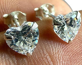 Pendientes de botón en forma de corazón de plata de ley 925 con circonita cúbica de 6 mm, delicados e hipoalergénicos, regalo para ella.