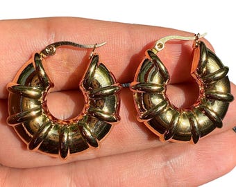 Pendientes de aro dorados de 30 mm, aros gruesos y llamativos, pendientes redondos de acero inoxidable chapados en oro, regalo para ella.