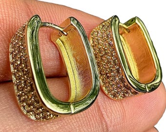 Pendientes de aro pequeños dorados con piedras transparentes, aros rectangulares con pavé, cierre de plata de ley, regalo para ella.