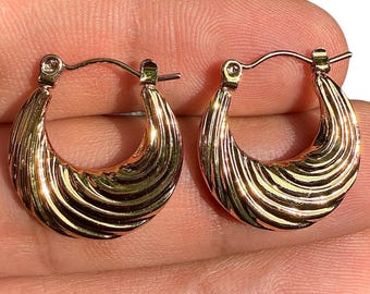 Pendientes de aro dorados, aros gruesos texturizados de 20 mm en acero inoxidable chapado en oro de 18 quilates.
