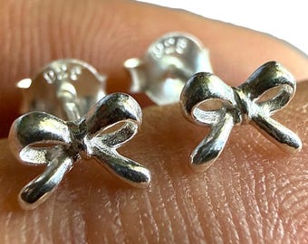 Pendientes de botón con lazo de plata de ley 925, pendientes pequeños con cinta, delicados, hipoalergénicos, regalo minimalista para ella.