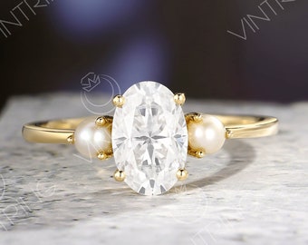 Zierlicher Oval Moissanite Verlobungsring,Minimalist Moissanite Ring,Rund Perlenring,Gelbgold Ring,Vintage Drei Stein Ring,Vorschlag Ring