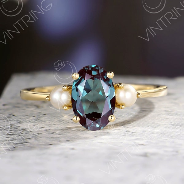 Oval Shaped Alexandrite Engagement Ring,Antique Alexandrite and Pearl Ring,Solid Yellow Gold,Three Stone Ring,Birthstone Ring,Gift for Women