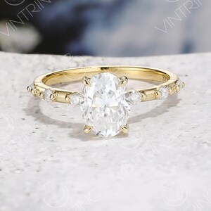 Anillo de compromiso de moissanita ovalada, anillo de diamantes delicado, anillo de moissanita diminuta, anillo delicado de oro amarillo, anillo de promesa única, anillo de aniversario