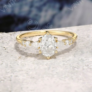 Anillo de compromiso de Moissanita vintage, Anillo ovalado de moissanita de oro amarillo, Anillo de diamantes diminutos, Anillo de compromiso de seis puntas, Anillo de promesa delicada