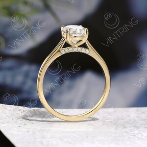 Anillo de compromiso de moissanita vintage, anillo de moissanita ovalado, anillo de moissanita pavé, anillo de moissanita delicada, anillo de oro amarillo sólido