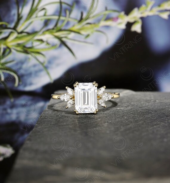 エメラルドカットのモアッサナイト製結婚指輪：マーキスカット 