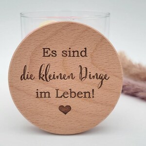 Könnte beinhalten: Ein runder Holzdeckel mit dem Text "Es sind die kleinen Dinge im Leben!" und einem kleinen, eingegrabenen Herzen.