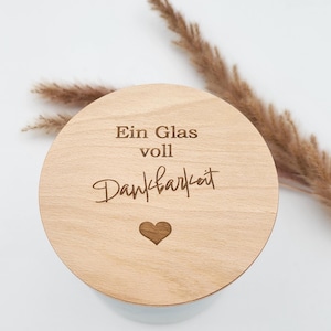 Glas mit Holzdeckel, graviert mit Ein Glas voll Dankbarkeit, Deckel mit Silikonring versehen. Kleines Herz ist ebenfalls auf dem Vorratsglas graviert. Wunderschöne, nachhaltige Geschenkidee