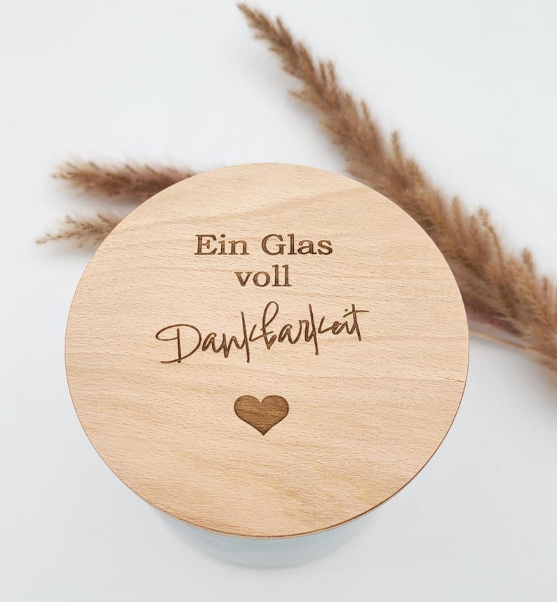 Glas mit Holzdeckel, graviert mit Ein Glas voll Dankbarkeit, Deckel mit Silikonring versehen. Kleines Herz ist ebenfalls auf dem Vorratsglas graviert. Wunderschöne, nachhaltige Geschenkidee